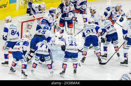 Die ZSC Lions haben sich, unmittelbar vor Spielbeginn gegen den Kantonsrivalen EHC Kloten in der Stimo Arena, vor dem Tor zum Teamritual versammelt. ( Stockfoto