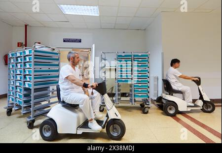 Innerer Transport von Lebensmitteln in Autos, Küche, Krankenhaus Donostia, San Sebastian, Gipuzkoa, Baskenland, Spanien Stockfoto