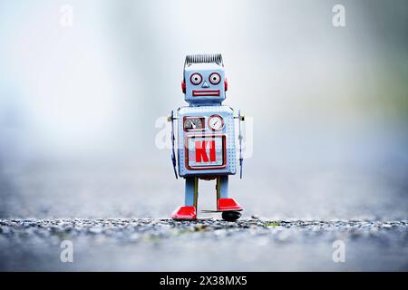 FOTOMONTAGE, Roboterfigur mit Aufschrift KI *** FOTOMONTAGE, Roboterfigur mit Inschrift AI Stockfoto