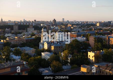 Kirche St. Martin Confessor unter den Wohngebäuden am sonnigen Sommertag in Moskau, Russland Stockfoto