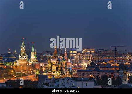 Kreml, Spassky Towe, Wassilevski-Abstieg und Basilius-Kathedrale in Moskau, Russland bei Nacht Stockfoto