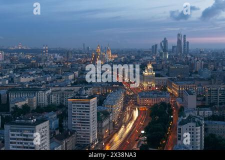 MOSKAU - 31. MAI 2015: Gartenringstraße bei bewölkter Nacht, Blick vom Business Center Waffe Stockfoto