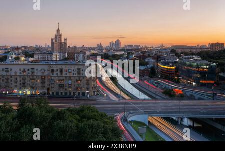 Stalinistisches Wolkenkratzer am Kotelnicheskaya-Ufer, Fluss Yauza am Abend in Moskau, Russland Stockfoto