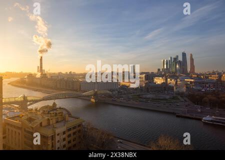 MOSKAU - 11. Dezember 2015: Brücke von Bogdan Chmelnitsky, Wärmekraftwerk am Abend Stockfoto