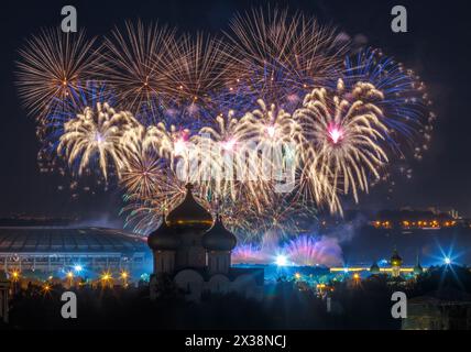 Wunderschönes Feuerwerk über dem Luschniki-Stadion und der Kirche bei Nacht in Moskau, Russland Stockfoto