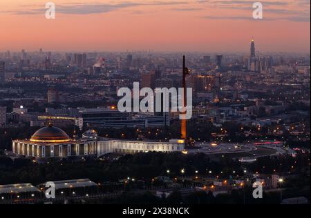 Victory Park auf dem Poklonnaya Hügel mit Beleuchtung bei Nacht in Moskau, Russland Stockfoto