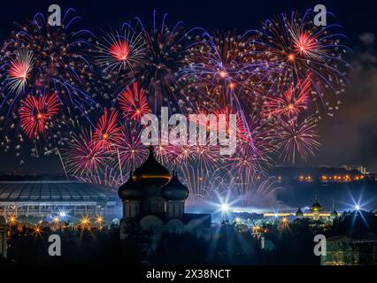 Feuerwerk über dem Luschniki-Stadion und der Kirche bei Nacht in Moskau, Russland Stockfoto