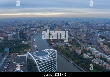 Evolution Tower, Moskau Fluss, Ukraine Hotel in Moskau, Russland am Abend Stockfoto