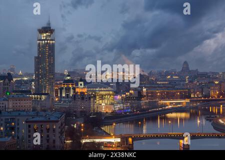 Novospassky-Brücke, Moskauer Fluss, Haus der Musik und Abendpanorama von Moskau, Russland Stockfoto