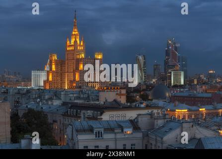 Wohngebäude auf dem Platz Kudrinskaja (Stalin-Wolkenkratzer) bei Nacht in Moskau, Russland Stockfoto