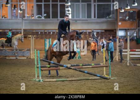 MOSKAU - 17. Februar 2017: Reiter (mit Modellfreigabe) im Sokoros-Pferdesport-Club in Sokolniki, Sokoros, dem ältesten Pferdesport-Club in Moskau Stockfoto