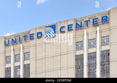 Das 1994 eröffnete United Center ist das größte Indoor-Unterhaltungszentrum in Chicago und Heimstadion der Chicago Blackhawks und Bulls. Stockfoto