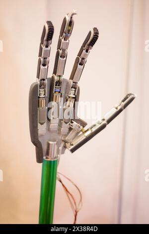 Metallroboterhand mit vier Fingern mit mechanischen Gelenken, Nahaufnahme Stockfoto