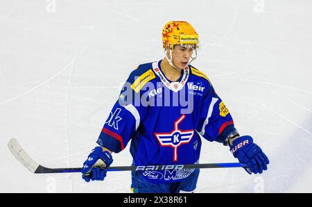 EHC Kloten Stürmer und Topskorer Jonathan Ang während dem Spiel gegen den HC Lugano in der Stimo Arena. (Kloten, Schweiz, 23.12.2022) Stockfoto