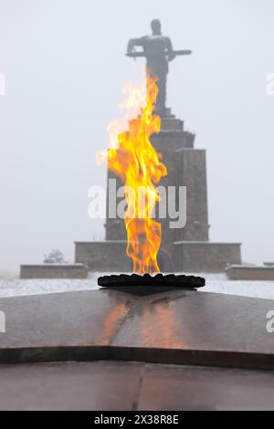 JEREWAN, ARMENIEN - 5. JAN 2017: Ewiges Feuer und Mutter Armenien Denkmal aus dem Fokus unter den bewölkten Wintertagen Stockfoto