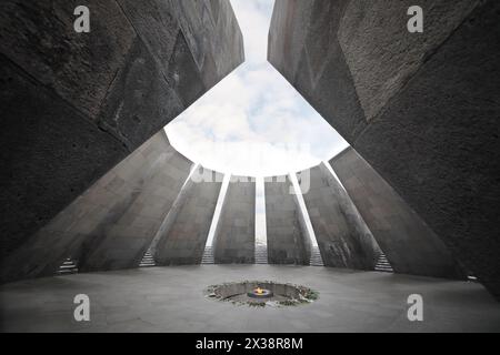 JEREWAN, ARMENIEN - 5. Januar 2017: Brand im Gedenkkomplex Tsitsernakaberd, gewidmet dem Völkermord an armeniern im Jahr 1915 Stockfoto