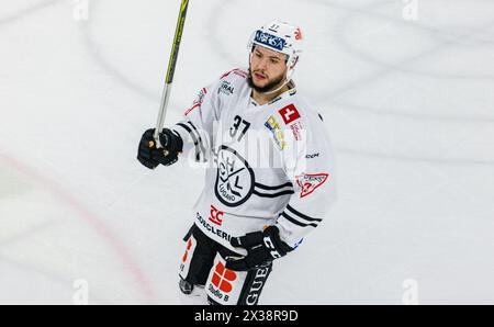 HC Lugano Verteidiger #37 Elia Riva während dem Spiel gegen den EHC Kloten in der Stimo Arena. (Kloten, Schweiz, 23.12.2022) Stockfoto