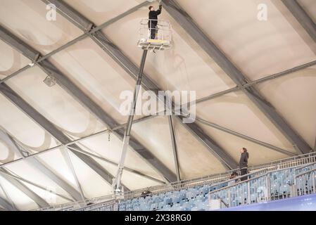 Veranstaltungstechniker bereiten Bühne, Ton und Licht für einen Veranstaltungstechniker vor, der die Bühne vorbereitet Stockfoto