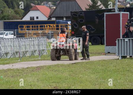 Veranstaltungstechniker bereiten Bühne, Ton und Licht für einen Veranstaltungstechniker vor, der die Bühne vorbereitet Stockfoto