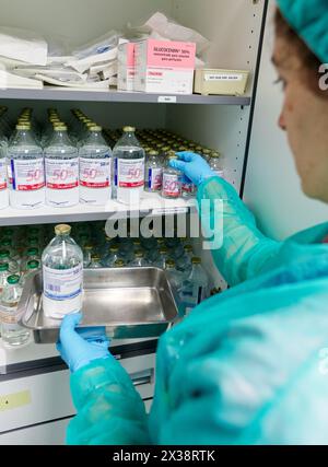 Vorbereitung der Medikamente, Apotheke, Krankenhaus Donostia, San Sebastian, Gipuzkoa, Reinraum, Baskisches Land, Spanien Stockfoto