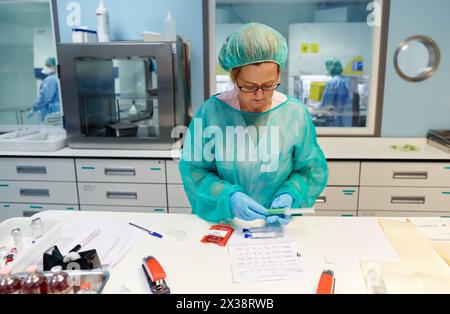 Vorbereitung der Medikamente, Apotheke, Krankenhaus Donostia, San Sebastian, Gipuzkoa, Reinraum, Baskisches Land, Spanien Stockfoto