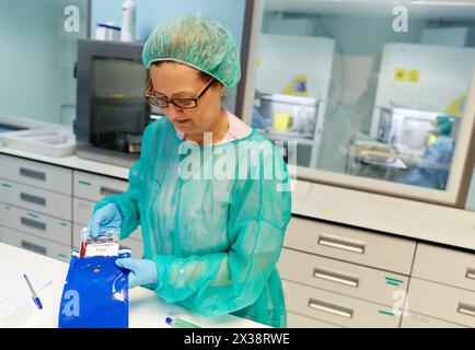 Vorbereitung der Medikamente, Apotheke, Krankenhaus Donostia, San Sebastian, Gipuzkoa, Reinraum, Baskisches Land, Spanien Stockfoto