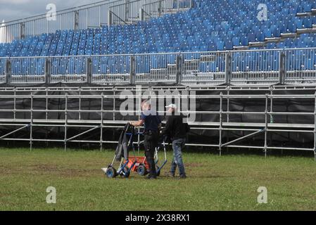 Veranstaltungstechniker bereiten Bühne, Ton und Licht für einen Veranstaltungstechniker vor, der die Bühne vorbereitet Stockfoto