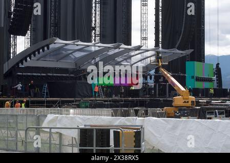 Veranstaltungstechniker bereiten Bühne, Ton und Licht für einen Veranstaltungstechniker vor, der die Bühne vorbereitet Stockfoto