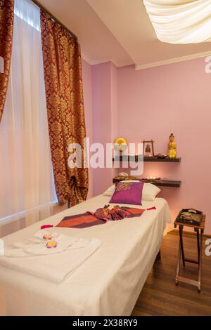 Leeres Zimmer mit weißem Bett für thai-Massage und asiatischer Dekoration Stockfoto