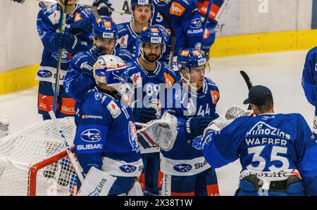 Die ZSC Lions beim Give-Me-Five vor dem Testspiel gegen den Düsseldorfer EG. (Zürich, Schweiz, 19.08.2022) Stockfoto