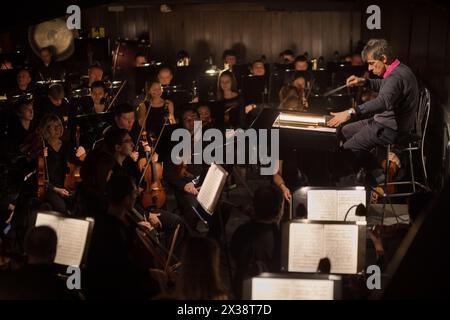 MOSKAU - 25. JAN 2017: Musiker in der Orchestergrube bei Passagierauftritten im Moskauer Theater der Neuen Oper Stockfoto