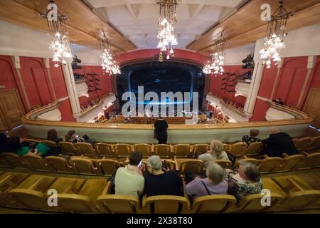 MOSKAU - 25. JAN 2017: Menschen auf dem Balkon während der Aufführungspause in der Neuen Oper Stockfoto