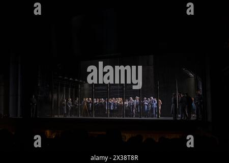 MOSKAU - 25. JAN 2017: Gefangene hinter Zaun auf der Bühne bei Passagierauftritten im Moskauer Theater der Neuen Oper Stockfoto