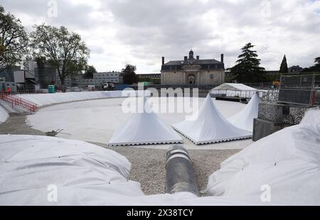 Paris, Frankreich. April 2024. Das Foto vom 25. April 2024 zeigt eine allgemeine Ansicht des Bassin d'Austerlitz, einem riesigen Wassertank, der die seine vor den Olympischen Spielen reinigen und nach den Olympischen Spielen in Paris, Frankreich, am 25. April 2024, schwimmen lassen soll. Das Bassin d'Austerlitz wird im Mai eingeweiht. Quelle: Gao Jing/Xinhua/Alamy Live News Stockfoto