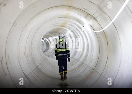 Paris, Frankreich. April 2024. Während einer Pressetour im Bassin d'Austerlitz, einem riesigen Wassertank, der die seine vor den Olympischen Spielen reinigen und nach den Olympischen Spielen in Paris, Frankreich, am 25. April 2024 schwimmen lassen soll, geht ein Arbeiter durch die Wasserleitung. Das Bassin d'Austerlitz wird im Mai eingeweiht. Quelle: Gao Jing/Xinhua/Alamy Live News Stockfoto