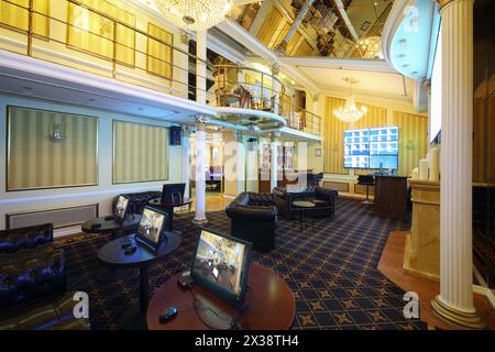 Leere Bar, Tische mit Computern zum Spielen und Bildschirme im luxuriösen Buchmacher-Büro des Casinos Stockfoto