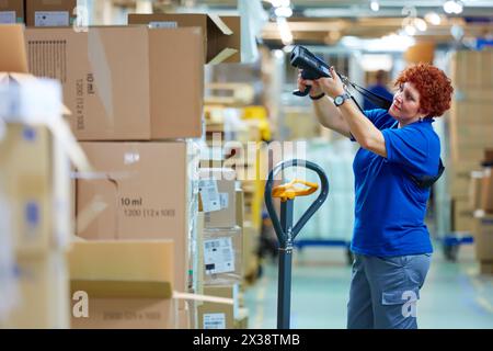 Mit Barcode-Leser verwendet, Lager, Hospital Donostia, San Sebastian, Gipuzkoa, Baskenland, Spanien Stockfoto