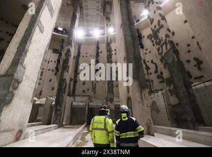 Paris, Frankreich. April 2024. Die Arbeiter werden während einer Pressetour im Bassin d'Austerlitz gesehen, einem riesigen Wassertank, der die seine vor den Olympischen Spielen reinigen und nach den Olympischen Spielen in Paris, Frankreich, am 25. April 2024 schwimmen lassen soll. Das Bassin d'Austerlitz wird im Mai eingeweiht. Quelle: Gao Jing/Xinhua/Alamy Live News Stockfoto