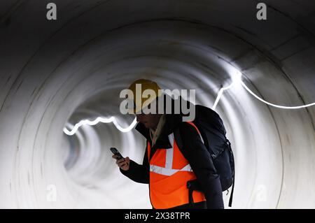Paris, Frankreich. April 2024. Ein Journalist fotografiert mit seinem Handy während einer Pressetour im Bassin d'Austerlitz, einem riesigen Wassertank, der die seine vor den Olympischen Spielen reinigen und nach den Olympischen Spielen in Paris, Frankreich, am 25. April 2024 schwimmen lassen soll. Das Bassin d'Austerlitz wird im Mai eingeweiht. Quelle: Gao Jing/Xinhua/Alamy Live News Stockfoto