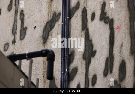 Paris, Frankreich. April 2024. Das Foto vom 25. April 2024 zeigt einen detaillierten Blick auf den Bassin d'Austerlitz, einen riesigen Wassertank, der die seine vor den Olympischen Spielen reinigen und nach den Olympischen Spielen am 25. April 2024 in Paris, Frankreich, schwimmen lassen soll. Das Bassin d'Austerlitz wird im Mai eingeweiht. Quelle: Gao Jing/Xinhua/Alamy Live News Stockfoto