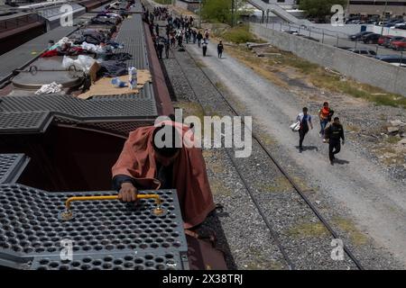 24. April 2024: Fast 700 Migranten kamen in Ciudad Juarez an Bord des als „La Bestia“ bekannten Zuges an und wollten in Richtung Rio Grande fahren, um die Grenze zu überqueren. Nach dem Treffen mit der texanischen Nationalgarde entschieden sich die Migranten jedoch, die Nacht auf mexikanischem Boden zu verbringen (Credit Image: © David Peinado/ZUMA Press Wire). Nicht für kommerzielle ZWECKE! Stockfoto