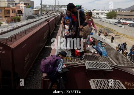 24. April 2024: Fast 700 Migranten kamen in Ciudad Juarez an Bord des als „La Bestia“ bekannten Zuges an und wollten in Richtung Rio Grande fahren, um die Grenze zu überqueren. Nach dem Treffen mit der texanischen Nationalgarde entschieden sich die Migranten jedoch, die Nacht auf mexikanischem Boden zu verbringen (Credit Image: © David Peinado/ZUMA Press Wire). Nicht für kommerzielle ZWECKE! Stockfoto