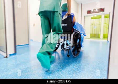 Den Patienten in den Operationssaal, ambulante Chirurgie, Krankenhaus Donostia, San Sebastian, Gipuzkoa, Baskenland, Spanien Stockfoto