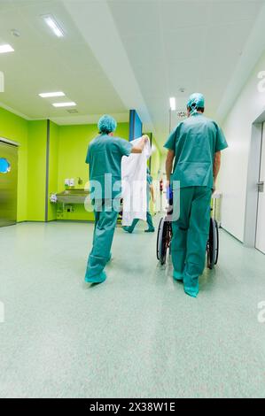 Den Patienten in den Operationssaal, ambulante Chirurgie, Krankenhaus Donostia, San Sebastian, Gipuzkoa, Baskenland, Spanien Stockfoto