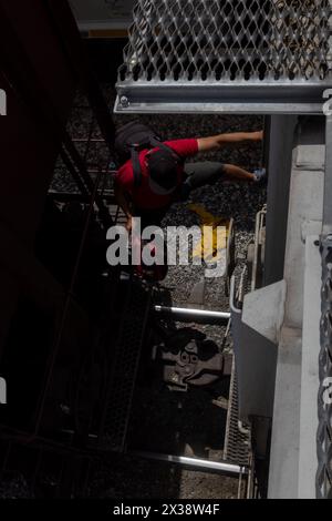 24. April 2024: Fast 700 Migranten kamen in Ciudad Juarez an Bord des als „La Bestia“ bekannten Zuges an und wollten in Richtung Rio Grande fahren, um die Grenze zu überqueren. Nach dem Treffen mit der texanischen Nationalgarde entschieden sich die Migranten jedoch, die Nacht auf mexikanischem Boden zu verbringen (Credit Image: © David Peinado/ZUMA Press Wire). Nicht für kommerzielle ZWECKE! Stockfoto