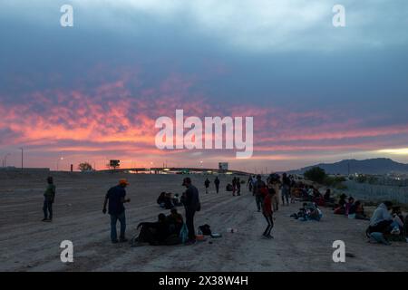 24. April 2024: Fast 700 Migranten kamen in Ciudad Juarez an Bord des als „La Bestia“ bekannten Zuges an und wollten in Richtung Rio Grande fahren, um die Grenze zu überqueren. Nach dem Treffen mit der texanischen Nationalgarde entschieden sich die Migranten jedoch, die Nacht auf mexikanischem Boden zu verbringen (Credit Image: © David Peinado/ZUMA Press Wire). Nicht für kommerzielle ZWECKE! Stockfoto