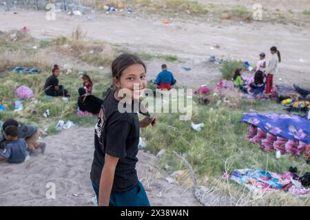 24. April 2024: Fast 700 Migranten kamen in Ciudad Juarez an Bord des als „La Bestia“ bekannten Zuges an und wollten in Richtung Rio Grande fahren, um die Grenze zu überqueren. Nach dem Treffen mit der texanischen Nationalgarde entschieden sich die Migranten jedoch, die Nacht auf mexikanischem Boden zu verbringen (Credit Image: © David Peinado/ZUMA Press Wire). Nicht für kommerzielle ZWECKE! Stockfoto