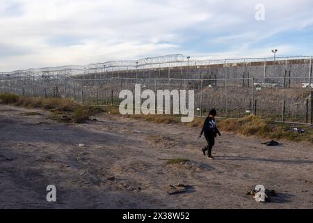 24. April 2024: Fast 700 Migranten kamen in Ciudad Juarez an Bord des als „La Bestia“ bekannten Zuges an und wollten in Richtung Rio Grande fahren, um die Grenze zu überqueren. Nach dem Treffen mit der texanischen Nationalgarde entschieden sich die Migranten jedoch, die Nacht auf mexikanischem Boden zu verbringen (Credit Image: © David Peinado/ZUMA Press Wire). Nicht für kommerzielle ZWECKE! Stockfoto