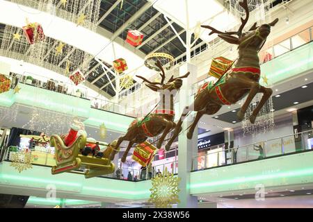 MOSKAU - 13. Dezember 2014: Suspensionsdesign Santa Claus auf Schlitten mit Hirsch im Einkaufszentrum Capitol Vernadsky Galerie Stockfoto