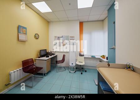 MOSKAU, RUSSLAND - 19. OKT 2016: Zimmer mit Möbeln und Zertifikaten und Diplomen an der Wand im Kindermedizinischen Zentrum Sanare für Kinder aller Altersgruppen fr Stockfoto